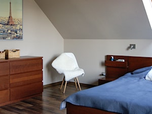 DOM W OSIELSKU - Średnia szara sypialnia na poddaszu, styl nowoczesny - zdjęcie od aCh studio