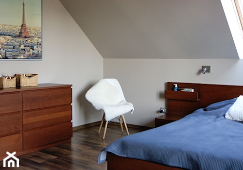 DOM W OSIELSKU - Średnia szara sypialnia na poddaszu, styl nowoczesny - zdjęcie od aCh studio