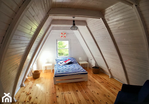 Morski Domek - Średnia beżowa biała sypialnia na poddaszu, styl skandynawski - zdjęcie od morskie domki kopalino
