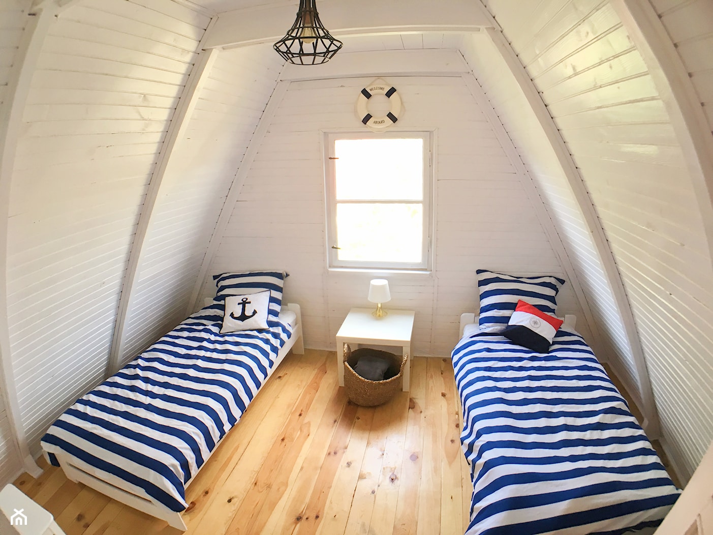 Morski Domek - Średnia biała sypialnia na poddaszu, styl skandynawski - zdjęcie od morskie domki kopalino - Homebook