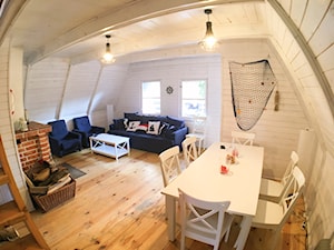 Morski Domek - Duży biały salon z jadalnią, styl skandynawski - zdjęcie od morskie domki kopalino