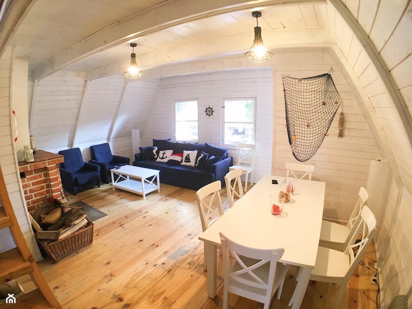 Morski Domek - Duży biały salon z jadalnią, styl skandynawski - zdjęcie od morskie domki kopalino - Homebook