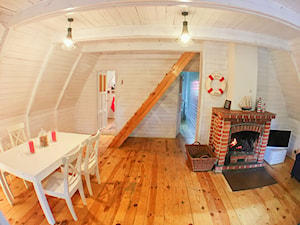 Morski Domek - Średni biały salon z jadalnią, styl skandynawski - zdjęcie od morskie domki kopalino