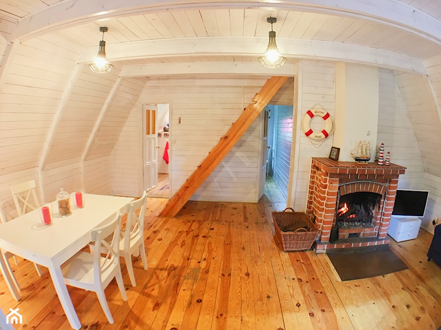 Morski Domek - Średni biały salon z jadalnią, styl skandynawski - zdjęcie od morskie domki kopalino