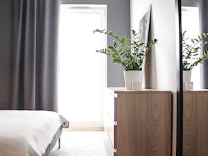 Mieszkanie w Poznaniu - Średnia biała czarna sypialnia - zdjęcie od 3XB Architekci