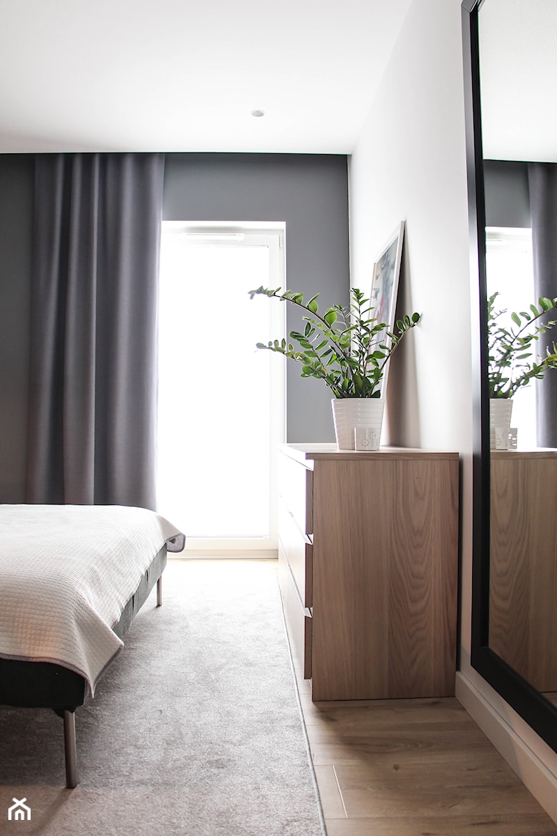 Mieszkanie w Poznaniu - Średnia biała czarna sypialnia - zdjęcie od 3XB Architekci