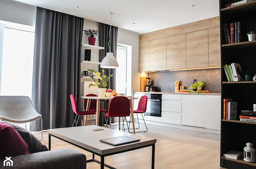 Mieszkanie w Poznaniu - Średnia otwarta z salonem z kamiennym blatem biała czarna z zabudowaną lodówką kuchnia jednorzędowa z oknem z marmurem nad blatem kuchennym - zdjęcie od 3XB Architekci