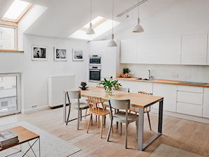Duża otwarta z salonem biała z zabudowaną lodówką z podblatowym zlewozmywakiem kuchnia jednorzędowa z oknem, styl skandynawski - zdjęcie od House of images