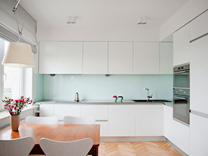Średnia zamknięta z kamiennym blatem biała niebieska z zabudowaną lodówką z nablatowym zlewozmywakiem kuchnia w kształcie litery l z oknem, styl minimalistyczny - zdjęcie od House of images