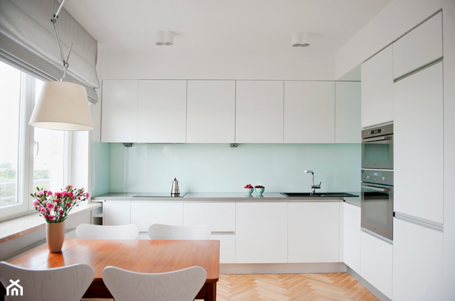 Średnia zamknięta z kamiennym blatem biała niebieska z zabudowaną lodówką z nablatowym zlewozmywakiem kuchnia w kształcie litery l z oknem, styl minimalistyczny - zdjęcie od House of images