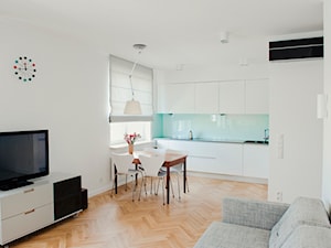 Średni biały salon z kuchnią z jadalnią, styl minimalistyczny - zdjęcie od House of images