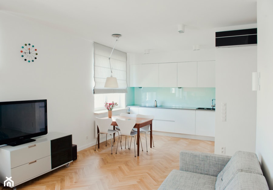 Średni biały salon z kuchnią z jadalnią, styl minimalistyczny - zdjęcie od House of images