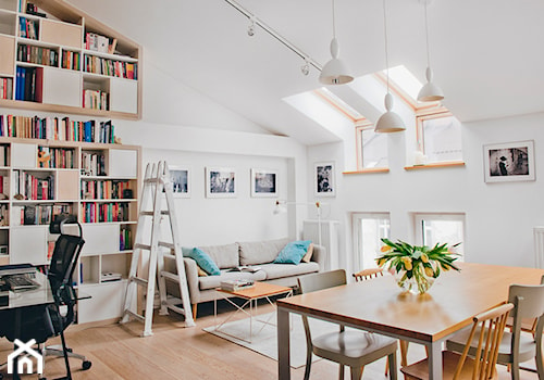 Średni biały salon z jadalnią z bibiloteczką, styl skandynawski - zdjęcie od House of images