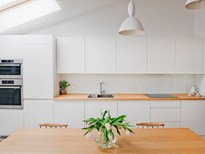 Średnia otwarta biała z zabudowaną lodówką z nablatowym zlewozmywakiem kuchnia jednorzędowa z oknem, styl skandynawski - zdjęcie od House of images