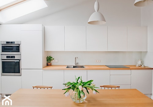 Średnia otwarta biała z zabudowaną lodówką z nablatowym zlewozmywakiem kuchnia jednorzędowa z oknem, styl skandynawski - zdjęcie od House of images
