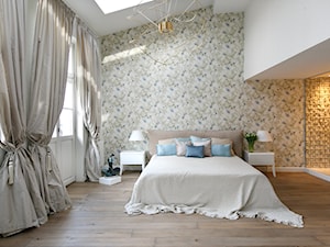 Duża biała szara sypialnia na poddaszu, styl glamour - zdjęcie od Onestepstudio