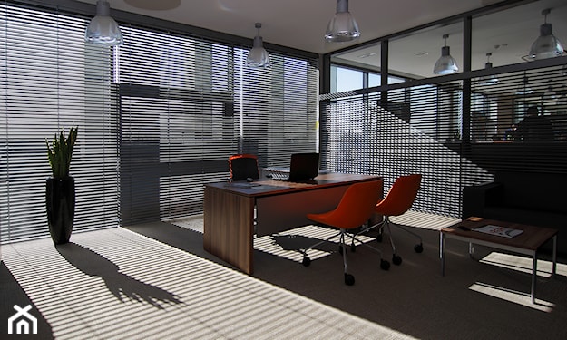 żaluzje fasadowe, zewnętrzne osłony okienne, osłony przeciwsłoneczne, żaluzje zewnętrzne, żaluzje zewnętrzne do biura