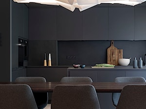 Apartament z czarną kuchnią. - Jadalnia, styl minimalistyczny - zdjęcie od Banach Architekci