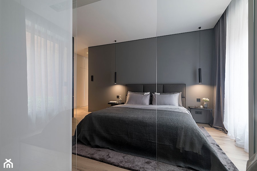 Apartament z czarną kuchnią. - Średnia czarna sypialnia, styl minimalistyczny - zdjęcie od Banach Architekci