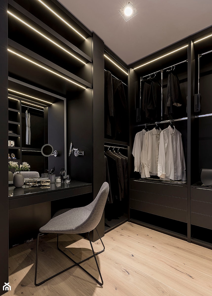 Apartament z czarną kuchnią. - Garderoba, styl minimalistyczny - zdjęcie od Banach Architekci