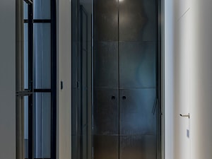 Apartament z czarną kuchnią. - Średni czarny szary hol / przedpokój, styl minimalistyczny - zdjęcie od Banach Architekci