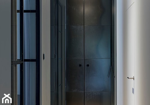 Apartament z czarną kuchnią. - Średni czarny szary hol / przedpokój, styl minimalistyczny - zdjęcie od Banach Architekci