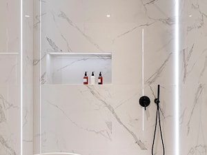 Apartament z czarną kuchnią. - Mała bez okna z marmurową podłogą z punktowym oświetleniem łazienka, styl minimalistyczny - zdjęcie od Banach Architekci