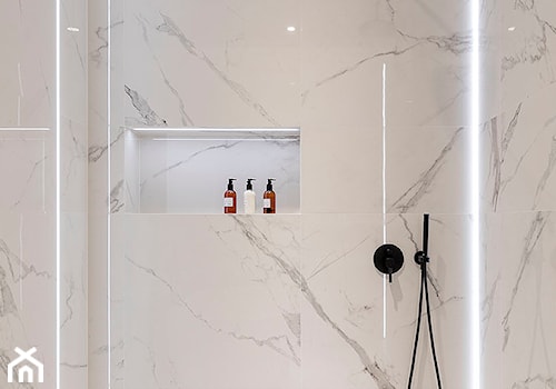 Apartament z czarną kuchnią. - Mała bez okna z marmurową podłogą z punktowym oświetleniem łazienka, styl minimalistyczny - zdjęcie od Banach Architekci