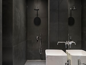 Apartament z czarną kuchnią. - Średnia bez okna z lustrem z punktowym oświetleniem łazienka, styl minimalistyczny - zdjęcie od Banach Architekci