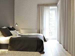 Projekt Bielsko-Biała - Mała biała szara sypialnia z balkonem / tarasem, styl skandynawski - zdjęcie od TIKA DESIGN