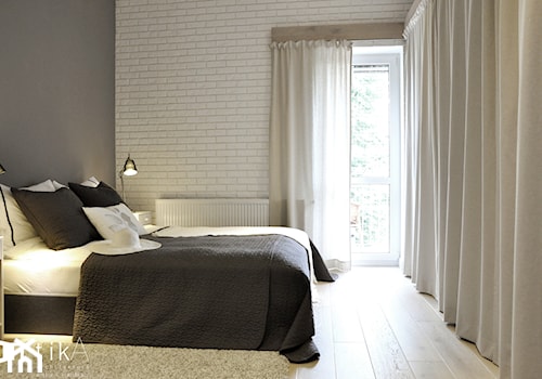 Projekt Bielsko-Biała - Mała biała szara sypialnia z balkonem / tarasem, styl skandynawski - zdjęcie od TIKA DESIGN