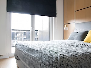 APARTAMENT JK. W KRAKOWIE - Mała biała sypialnia z balkonem / tarasem, styl nowoczesny - zdjęcie od TIKA DESIGN
