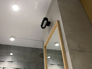 APARTAMENT JK. W KRAKOWIE - Mała bez okna z lustrem z punktowym oświetleniem łazienka, styl nowoczesny - zdjęcie od TIKA DESIGN