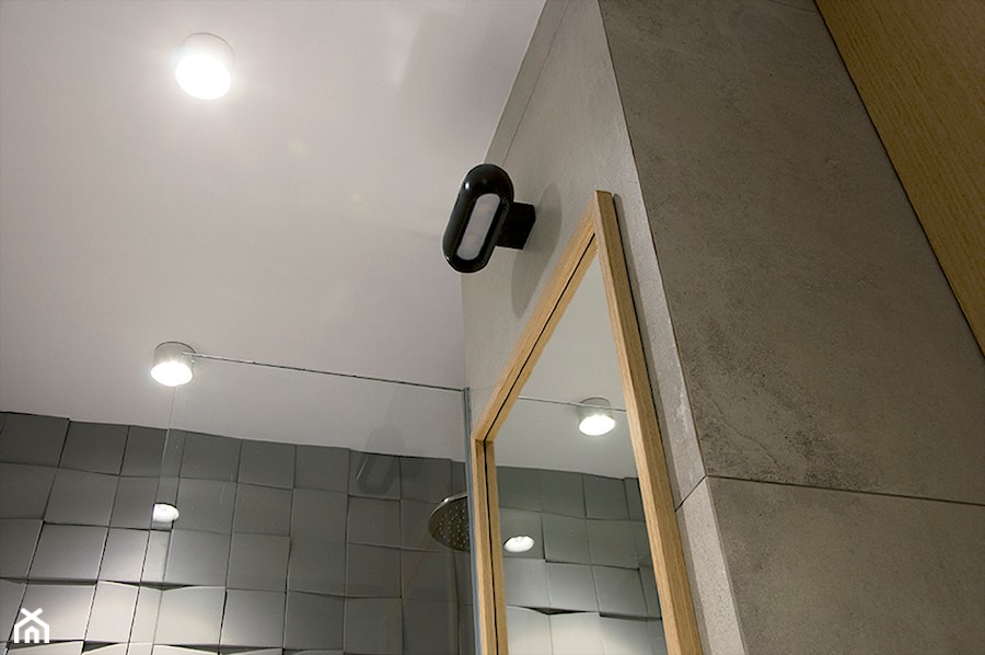 APARTAMENT JK. W KRAKOWIE - Mała bez okna z lustrem z punktowym oświetleniem łazienka, styl nowoczesny - zdjęcie od TIKA DESIGN