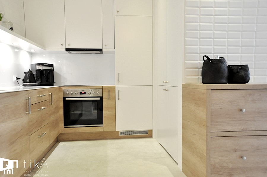 Projekt Bielsko-Biała - Mała otwarta biała z zabudowaną lodówką kuchnia, styl rustykalny - zdjęcie od TIKA DESIGN
