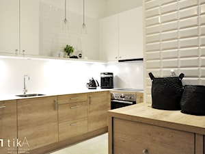 Projekt Bielsko-Biała - Średnia otwarta biała z zabudowaną lodówką z podblatowym zlewozmywakiem kuchnia w kształcie litery l, styl tradycyjny - zdjęcie od TIKA DESIGN