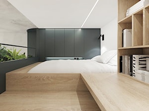 Apartament MiniMaxy. - Średnia biała sypialnia na antresoli - zdjęcie od TIKA DESIGN