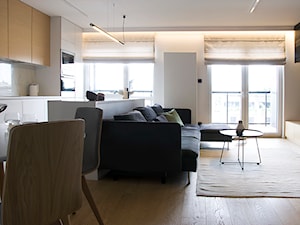 APARTAMENT JK. W KRAKOWIE - Średni biały szary salon z kuchnią z jadalnią z tarasem / balkonem, styl nowoczesny - zdjęcie od TIKA DESIGN