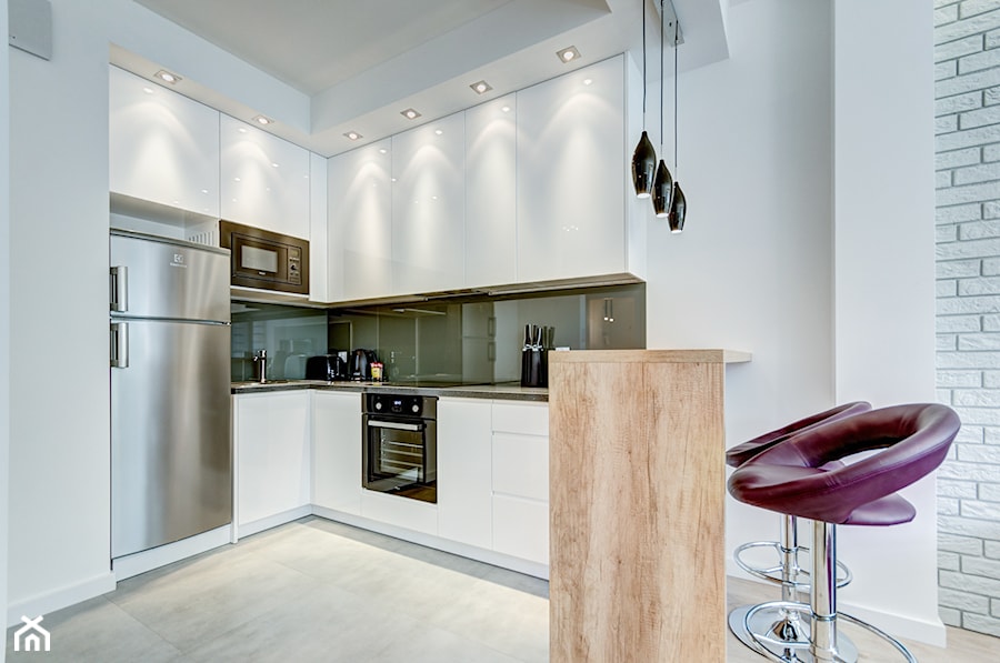 Średnia otwarta z salonem biała szara z zabudowaną lodówką z lodówką wolnostojącą kuchnia w kształcie litery u - zdjęcie od MediaZoom :: fotografia wnętrz i architektury