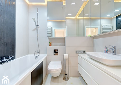 Mała bez okna z lustrem z punktowym oświetleniem łazienka - zdjęcie od MediaZoom :: fotografia wnętrz i architektury