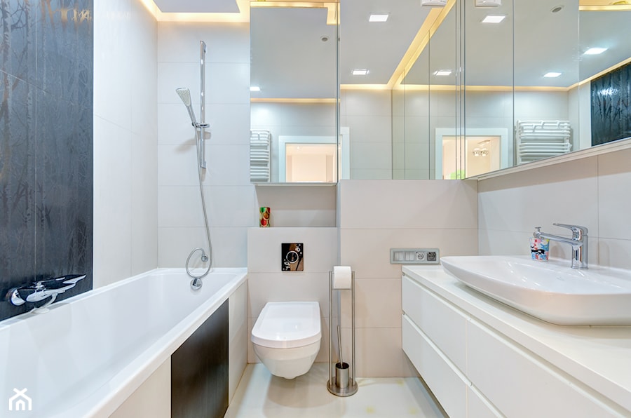 Mała bez okna z lustrem z punktowym oświetleniem łazienka - zdjęcie od MediaZoom :: fotografia wnętrz i architektury