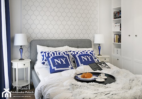 "New Jork, New Jork..." - Mała biała sypialnia, styl glamour - zdjęcie od Architektura Wnętrz Marta Piórkowska-Paluch