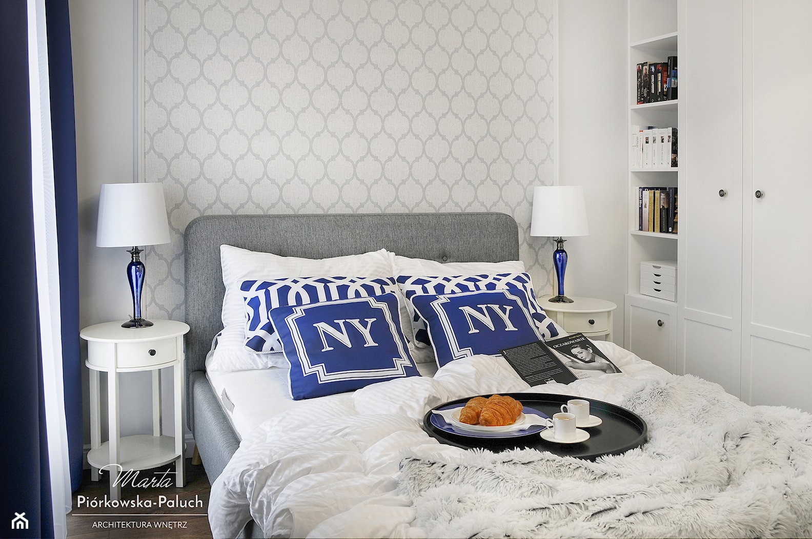 "New Jork, New Jork..." - Mała biała sypialnia, styl glamour - zdjęcie od Architektura Wnętrz Marta Piórkowska-Paluch - Homebook