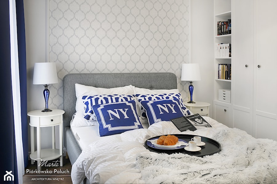"New Jork, New Jork..." - Mała biała sypialnia, styl glamour - zdjęcie od Architektura Wnętrz Marta Piórkowska-Paluch