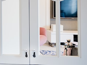 Nuta amerykańskiej klasyki - Mała otwarta z salonem biała szara kuchnia jednorzędowa, styl glamour - zdjęcie od Architektura Wnętrz Marta Piórkowska-Paluch