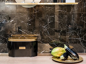 Butelkowa zieleń - Mała zamknięta czarna kuchnia jednorzędowa z marmurem nad blatem kuchennym - zdjęcie od Architektura Wnętrz Marta Piórkowska-Paluch