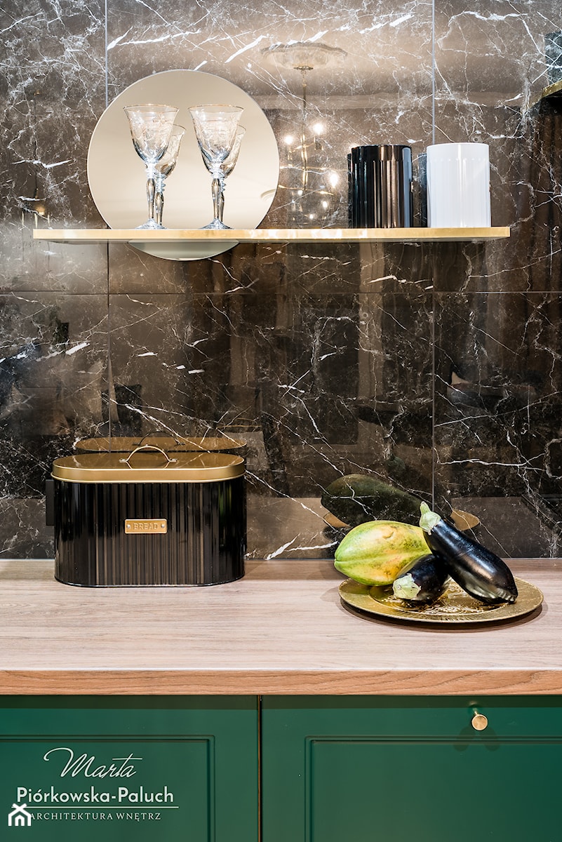 Butelkowa zieleń - Mała zamknięta czarna kuchnia jednorzędowa z marmurem nad blatem kuchennym - zdjęcie od Architektura Wnętrz Marta Piórkowska-Paluch
