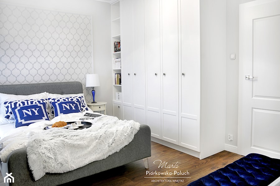 "New Jork, New Jork..." - Średnia biała sypialnia, styl glamour - zdjęcie od Architektura Wnętrz Marta Piórkowska-Paluch