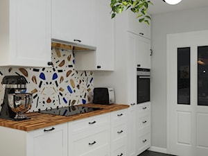 Projekt małej kuchni IKEA z płytkami lastryko