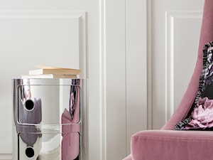 Modern glamour - Mała biała szara sypialnia, styl glamour - zdjęcie od Dariusz Jarząbek